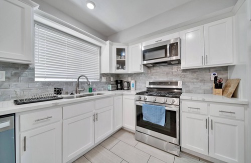 Los Angeles House | Spacious 4-bedroom house in charming Los Angeles with AC, WiFi
