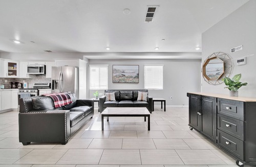 Los Angeles House | Spacious 4-bedroom house in charming Los Angeles with AC, WiFi