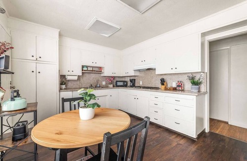 Fairfax District Apartment | Spacious 4 bedroom home by Melrose and 10 minutes to Hollywood Walk of Fame