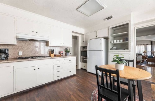 Fairfax District Apartment | Spacious 4 bedroom home by Melrose and 10 minutes to Hollywood Walk of Fame