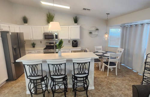 El Centro House | Spacious 4BR El Centro Home 5 Beds & 6-Car Parking
