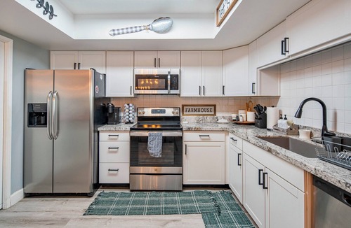 Peoria Ave Citizen's Group House | Spacious 4BR house with Pool Table, Games, AC, Fast WiFi, Workspace, in Glendale