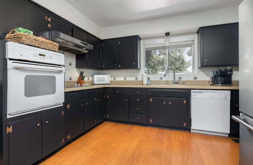 Raisin House | Spacious 4BR Near Fresno State & Save Mart