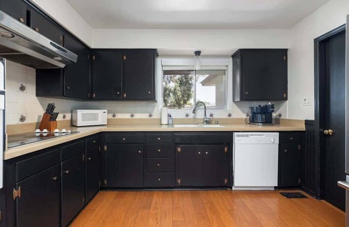 Raisin House | Spacious 4BR Near Fresno State & Save Mart