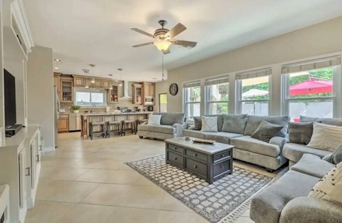 Gilbert House | Spacious 5-bdrm House w/FREE Heated & Cooled Pool, Hot Tub & Movies!