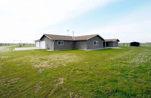 Madera County House | Spacious 5-bedroom Meditation/Yoga/Team Building House