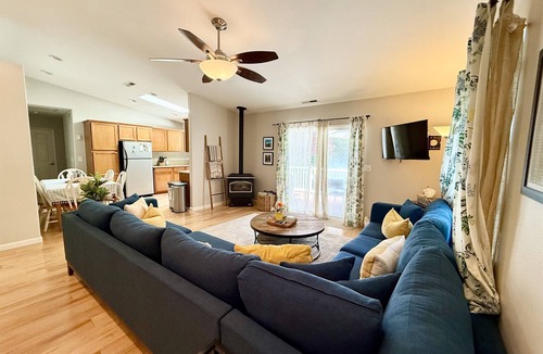 Rio Nido House | Spacious 5BR 5BA Retreat Hot Tub Near river access and pool
