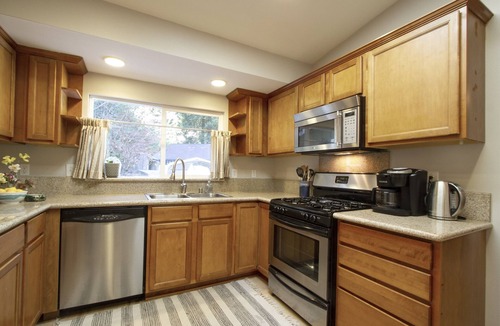 Rio Nido House | Spacious 5BR 5BA Retreat Hot Tub Near river access and pool
