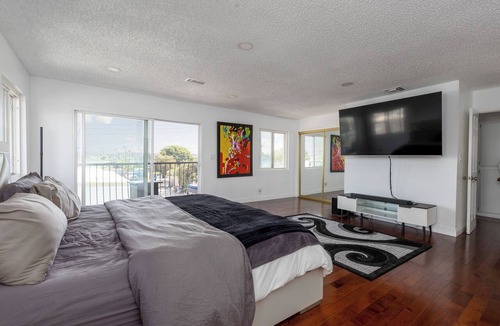 Gardena House | Spacious 6-bedroom house in cool Gardena with AC and gym