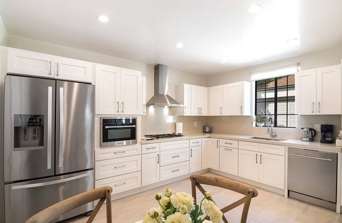 Beverly Hills Villa | Spacious 6BR Home with BBQ & Yard Beverly Hills Adj