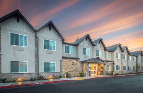 Half Moon Bay House | Spacious Coastal Retreat at Aristocrat Hotel - Free Parking and Breakfast!