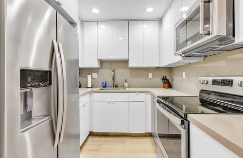 Fox Hills Condo | Spacious Culver City Condo | Pool | Free Parking