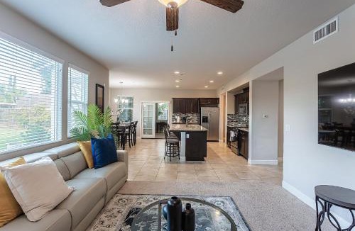 Visalia House | Spacious Family Home in Visalia Near Downtown and Parks