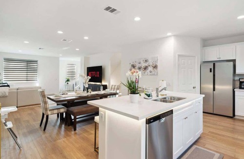 Lacy House | Spacious Group Home Sleeps 15 - Near Disney & OC