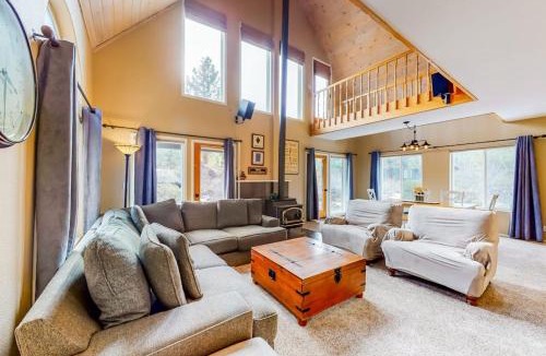 Truckee House | Spacious Home Near Resorts - Access to Shared Pool Hot Tub & Sauna