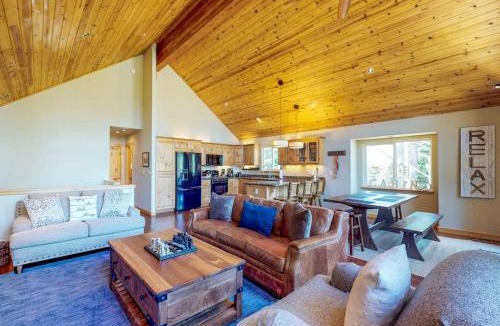 Truckee House | Spacious home near resorts with private hot tub shared pool & new furnishings