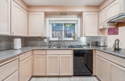 Mountain View House | Spacious Mountain View Duplex in Prime Location
