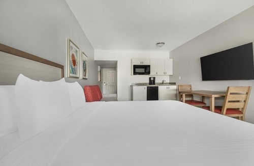 Canyon Corridor Hotel | Spacious Palm Springs Stay Close to Attractions for Ultimate Comfort