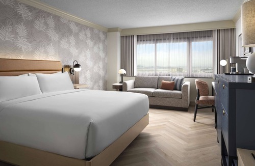 Los Angeles Hotel | Spacious Renovated Unit Near LAX: Discover the Highlights of LA, Dog Friendly!