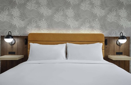 Los Angeles Hotel | Spacious Renovated Unit Near LAX: Discover the Highlights of LA, Dog Friendly!