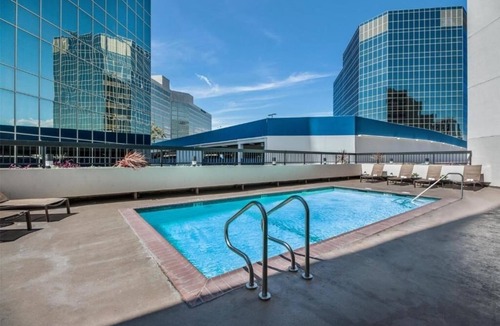 Los Angeles Hotel | Spacious Renovated Unit Near LAX: Discover the Highlights of LA, Dog Friendly!
