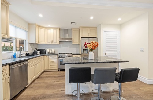 Lamanda Park House | Spacious townhome at best location in Pasadena