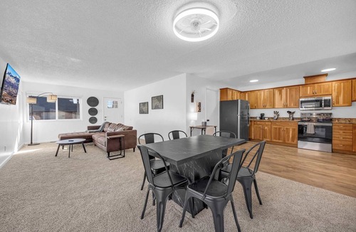 Sparks Apartment | Sparks House: 3BR, Garage/Sleeps 8