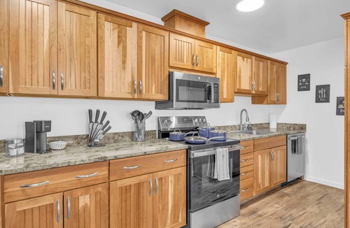 Sparks Apartment | Sparks House: 3BR, Garage/Sleeps 8