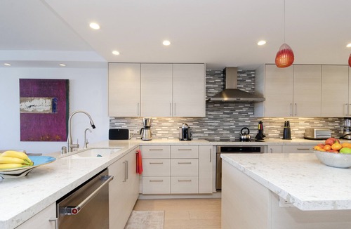 Marina del Rey Condo | SPECIAL SANTA MONICA ADJACENT. Executive 2 bedroom Condo. Views, Pool & Gym
