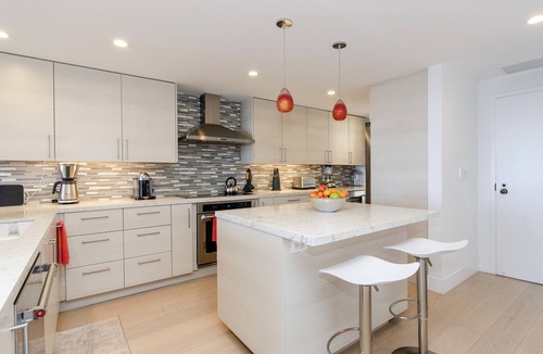 Marina del Rey Condo | SPECIAL SANTA MONICA ADJACENT. Executive 2 bedroom Condo. Views, Pool & Gym