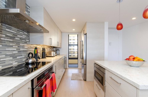 Marina del Rey Condo | SPECIAL SANTA MONICA ADJACENT. Executive 2 bedroom Condo. Views, Pool & Gym