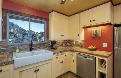 Yucca Valley House | Spectacular boulder setting with stunning vistas