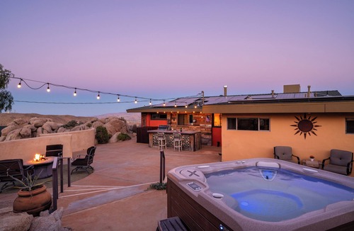 Yucca Valley House | Spectacular boulder setting with stunning vistas