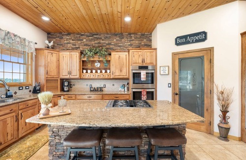 Williamson House | Spectacular Mountain Views | Hot-tub | Games