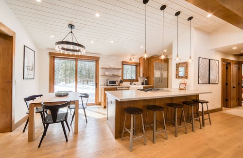 Chamberlands House | Splendid by Tahoe Getaways - Hot Tub - Chambers landing HOA + Walk to Lake