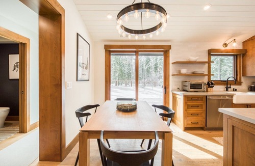 Chamberlands House | Splendid by Tahoe Getaways - Hot Tub - Chambers landing HOA + Walk to Lake