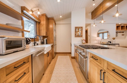 Chamberlands House | Splendid by Tahoe Getaways - Hot Tub - Chambers landing HOA + Walk to Lake