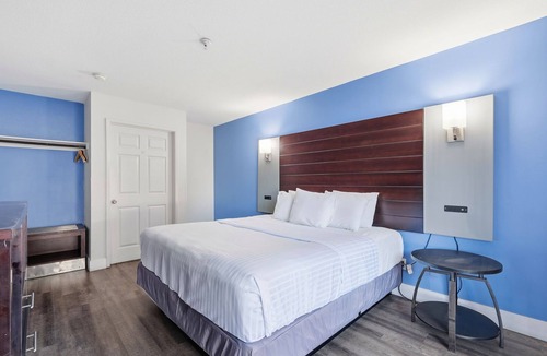 Westside Santa Cruz Hotel | Standard King Room | Balcony or Patio, Pool & Parking near Boardwalk