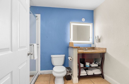 Westside Santa Cruz Hotel | Standard King Room | Balcony or Patio, Pool & Parking near Boardwalk