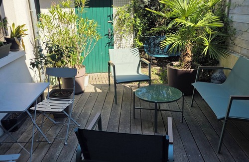 Begles House | Standing, calm and comfort