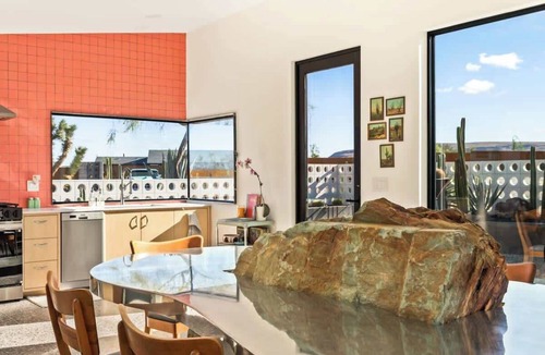 Yucca Valley House | Stargaze Escape Futuristic Flying Car Bed|Cactus Garedens|Hot Tub