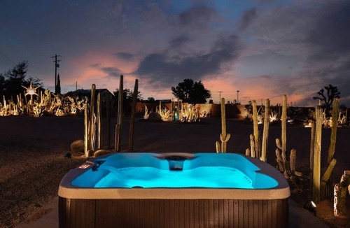 Yucca Valley House | Stargaze Escape Futuristic Flying Car Bed|Cactus Garedens|Hot Tub
