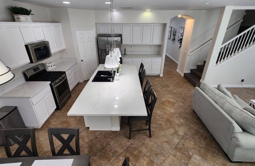 El Centro House | Stay Together Rare 5BR/3BATH Spacious Home All Queen Beds + King Suite