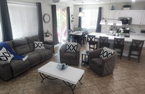 El Centro House | Stay Together Rare 5BR/3BATH Spacious Home All Queen Beds + King Suite