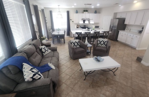 El Centro House | Stay Together Rare 5BR/3BATH Spacious Home All Queen Beds + King Suite