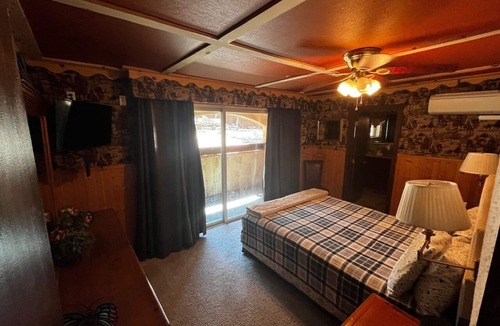 Kernville Cabin | ☀️ Steps From the Kern River, Sleeps 14, Summer Dates Booking Fast