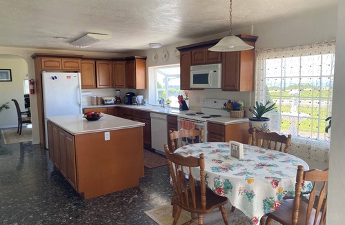 Crescent City House | Steps to beach! Pet friendly.