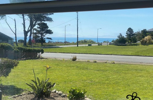 Crescent City House | Steps to beach! Pet friendly.