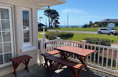 Crescent City House | Steps to beach! Pet friendly.
