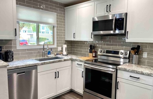 Heatherbrae House House | Steps to OldTown! Cute 2bdrm w/Private Patio, Laundry, Covered Parking & Pool
